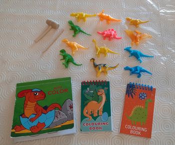 Lot dinosaures et coloriages