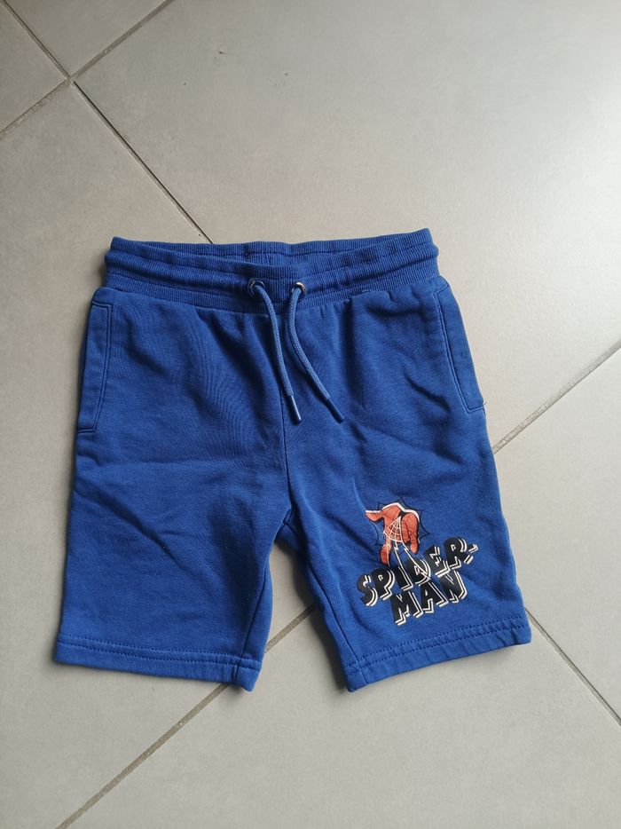 Short spiderman taille 5/6 ans