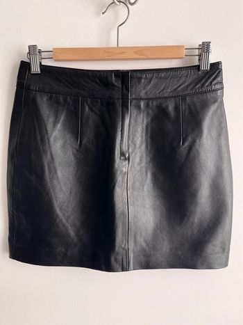 Mini-jupe noire en (vrai) cuir souple taille 36, doublée