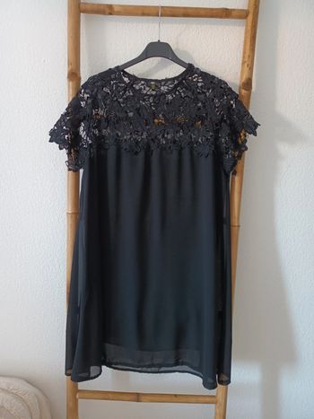 Jolie robe noire avec dentelle taille S/M