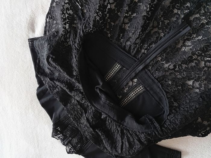 Blouse noire avec dentelle. Zara 34 - photo numéro 8