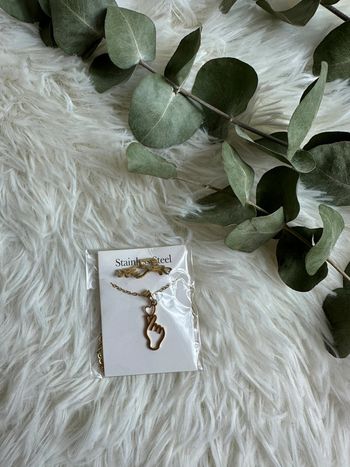 Paire de boucles d’oreiller et collier doré