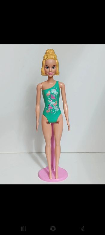 Poupée mattel barbie Color Reveal série été  7 vert claire gtl77
Poupée et ensemble compris