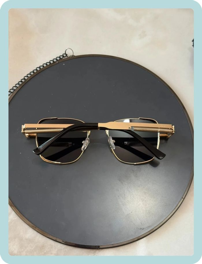 Lunette de soleil noire dorée - photo numéro 2