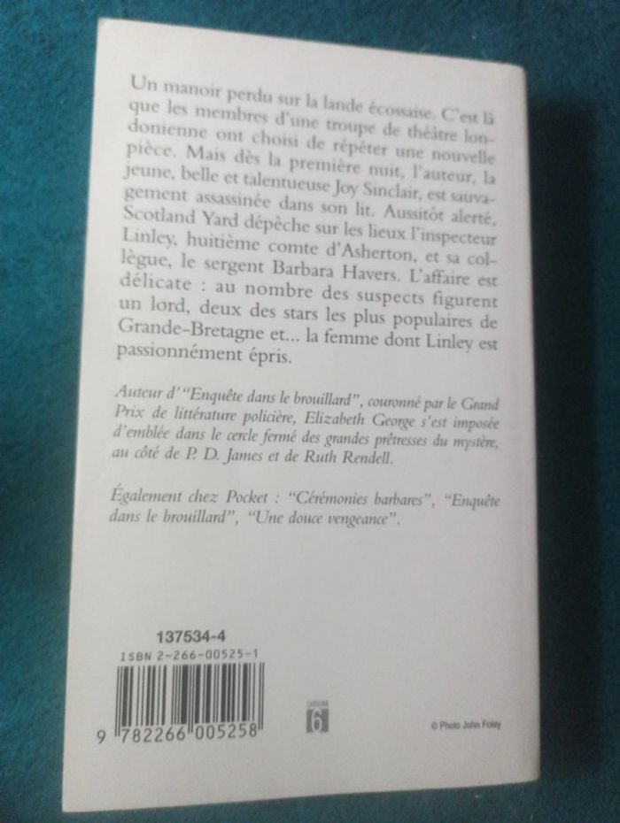 Livre Le lieu du crime d'Elizabeth George - photo numéro 2