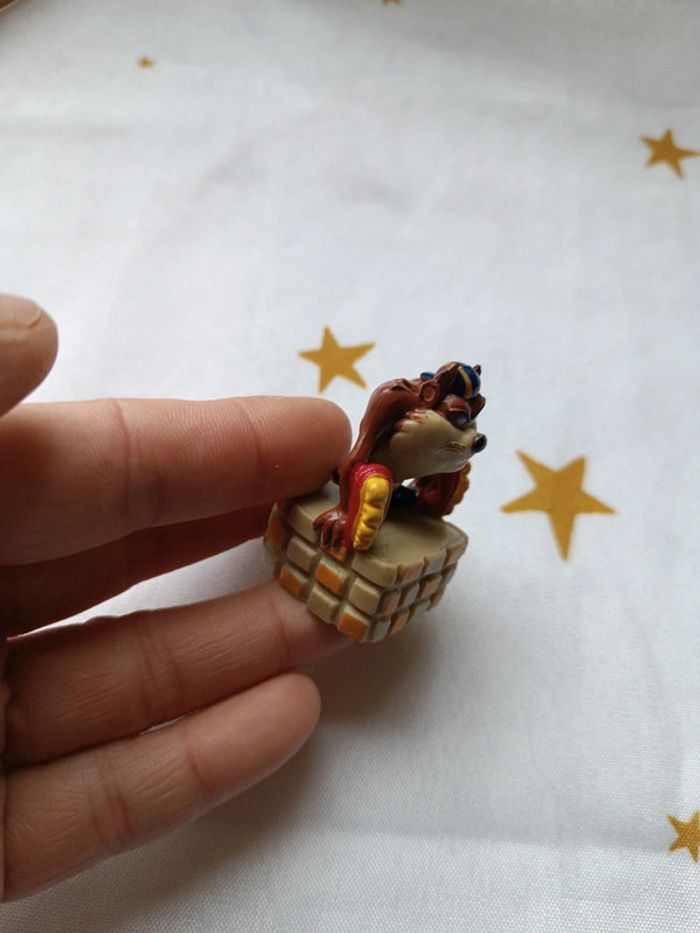 Petite small miniature figurine Looney Tunes toons Taz roller skating Warner assis mur wall sit - photo numéro 3