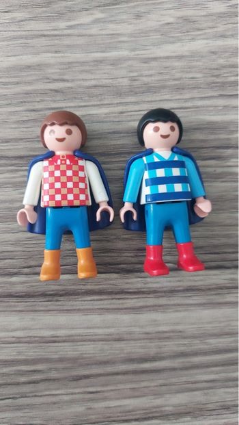 Lot de deux Playmobil personnages en très bon état