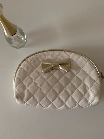 Trousse blanc cassée avec noeud😺