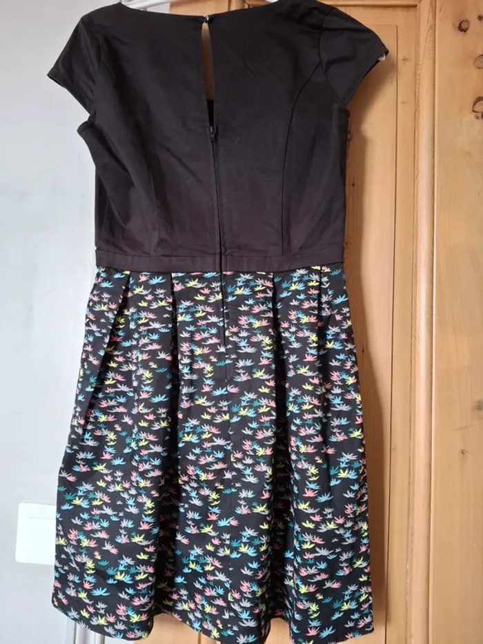 Robe noire avec motifs multicolores sur le jupon - photo numéro 2