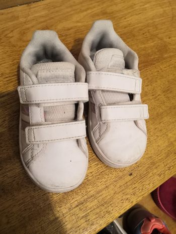 Basket adidas  taille 23