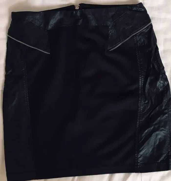# belle Jupe Skaï noir, taille 36 #