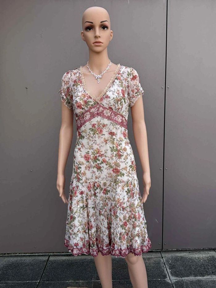Robe fleurie romantique à dentelle – Taille S – Très bon état