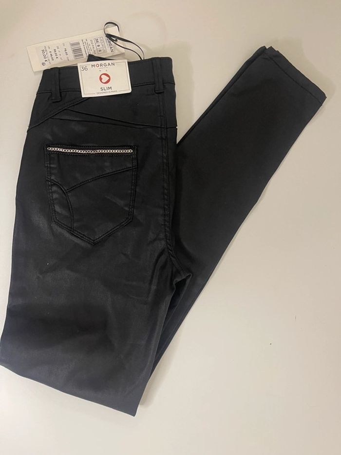 Pantalon slim noir enduit galon chaîne noir