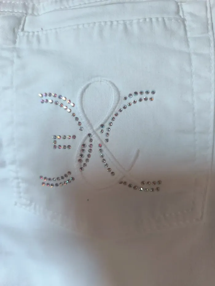 Joli pantacourt blanc avec strass irisés - photo numéro 4