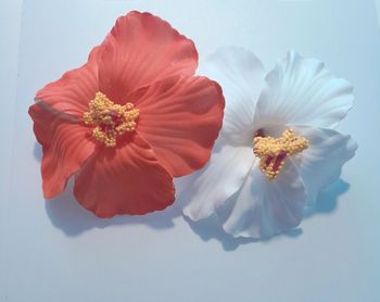 Lot de 2 pince en fleur d'hibiscus rouge et blanc de 10 cm