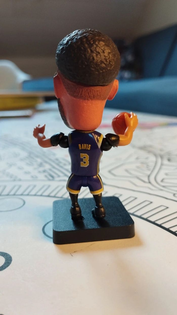 Petite figurine basketball NBA neuve Anthony Davis los Angeles Lakers maillot violet - photo numéro 2