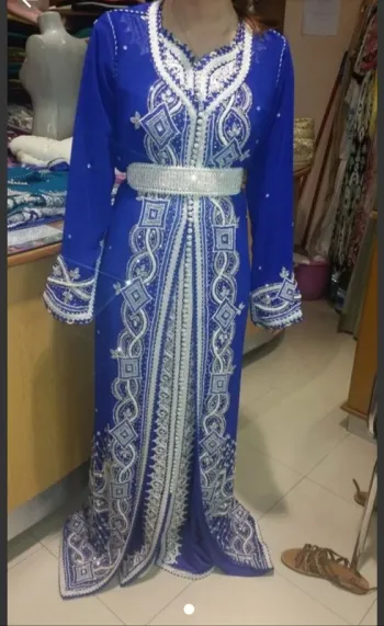 Très belle robe orientale en parfait état avec perles brodés