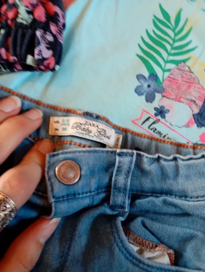 Gros Lot fille 2/3 ans 💗 jean Zara + debardeurs Primark + basket Skechers +  veste sans marque - photo numéro 5