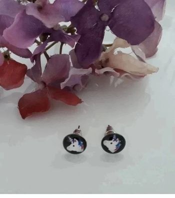 NEUF Jolies boucles d'oreilles puces licorne