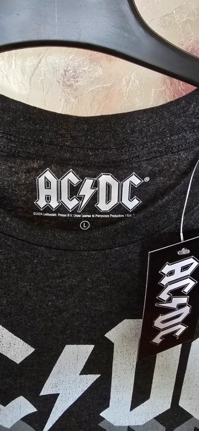 Véritable tee-shirt de marque AC/DC neuf étiquette 🏷 - photo numéro 3