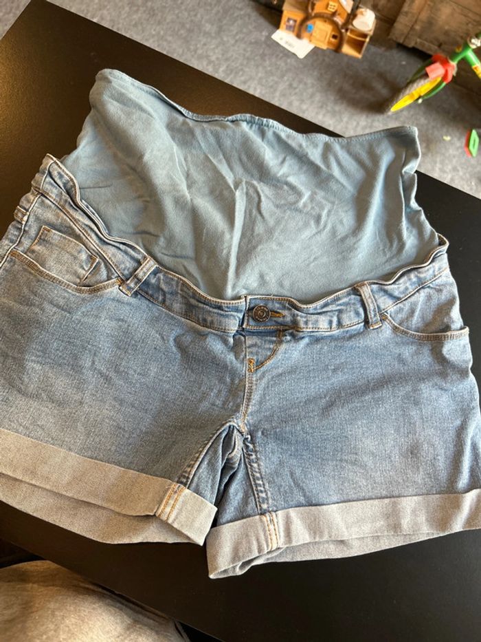 Short en jean bleu grossesse