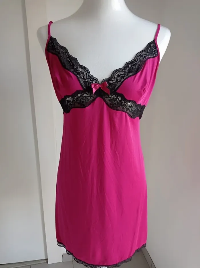 Magnifique nuisette sexy rose fushia avec dentelle noire T.L H&M