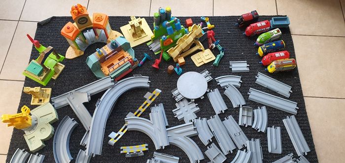 Grand circuit Chuggington + 6 figurines interactive + 1 wagon - photo numéro 4