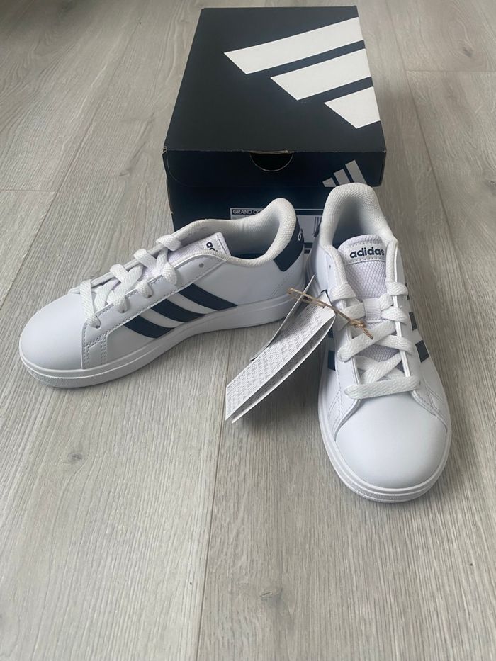 Baskets Adidas blanches & noires - Neuves - T.32 👟 - photo numéro 9