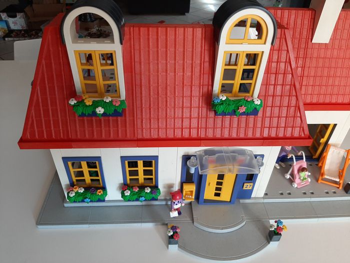 Playmobil très grande (et belle) maison fleurie à étage avec personnages et mobilier, décorations - photo numéro 9