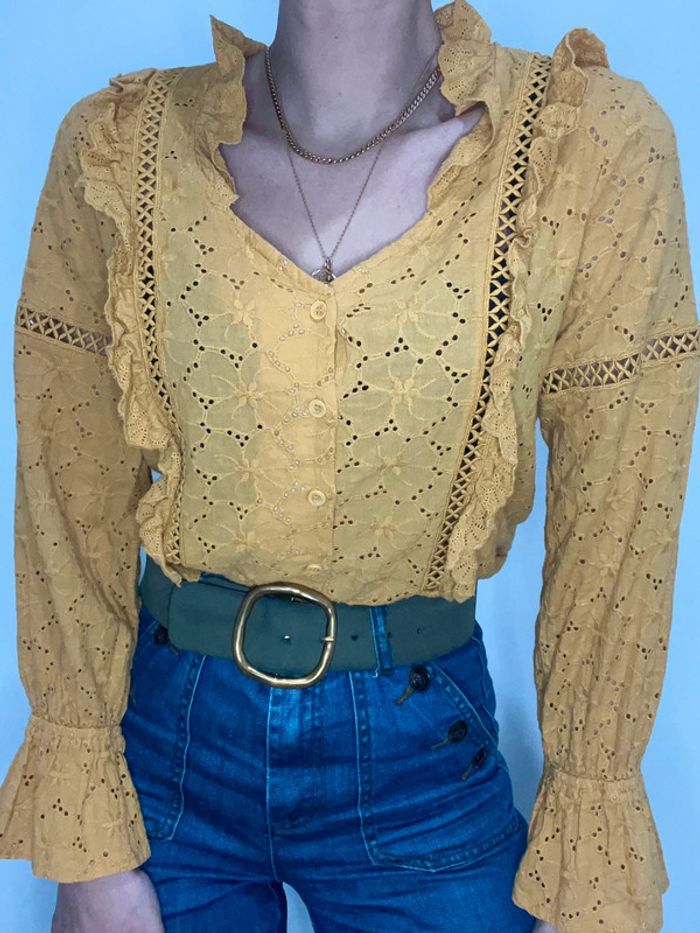 Chemise jaune moutarde avec broderie / détail ajouré et volant