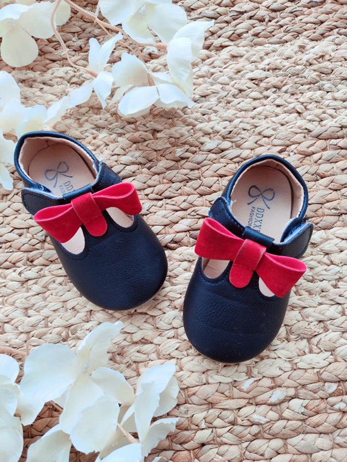 Sandales avec noeud rouge filles taille 22 comme neuves - photo numéro 2