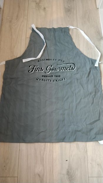 Tablier neuf dans sa boîte en métal