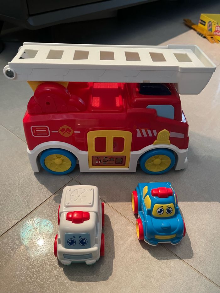 Camion de pompier et 2 véhicules