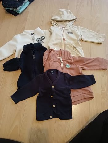 Lot 5 gilets - 9 mois