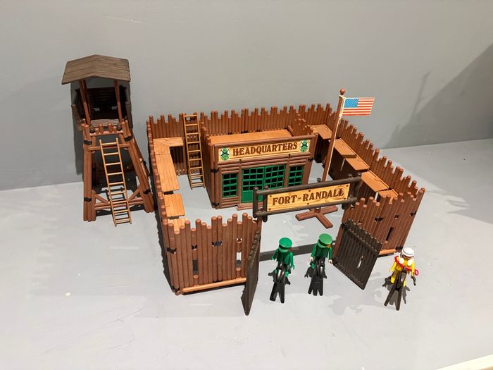 Playmobil Fort Randall Western vintage cowboy Indien Tour de garde Quartier général 2 Echelles Drapeau US 3 personnages - photo numéro 2