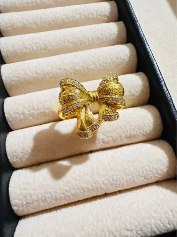 Bague nœud doré strassé fait main – Bijou élégant et audacieux