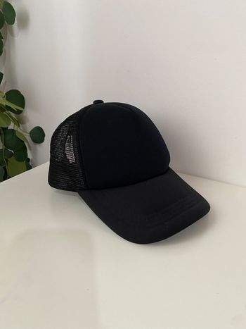 Casquette noire basic avec empiècements resille