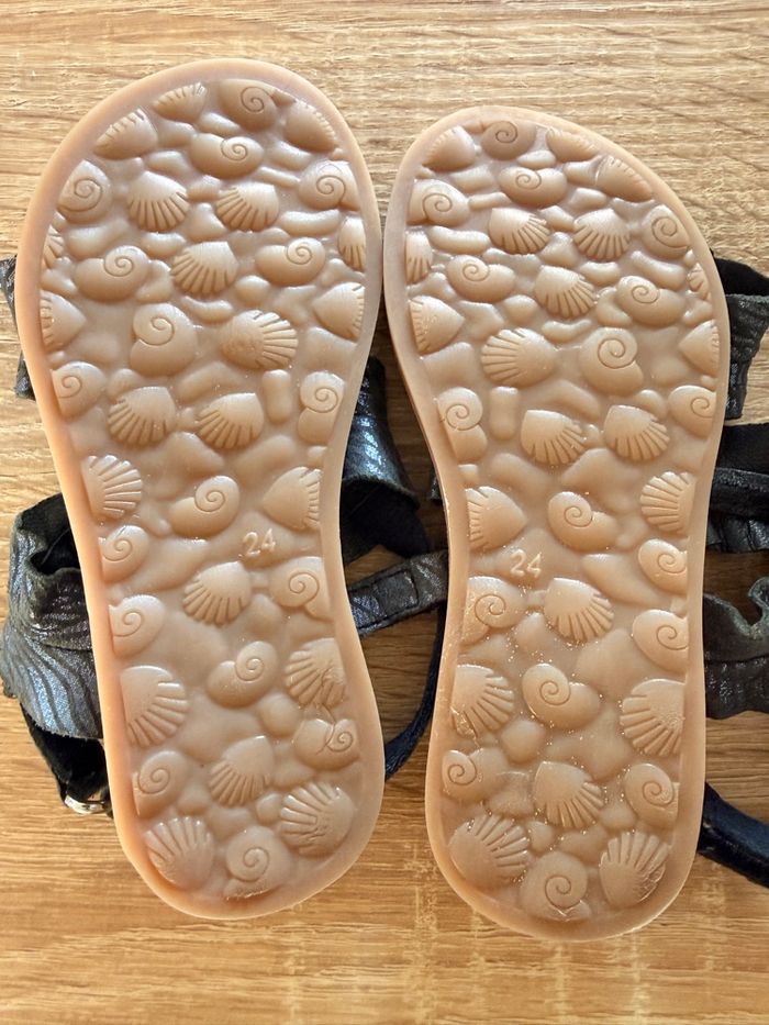 Sandales taille 24 - photo numéro 1