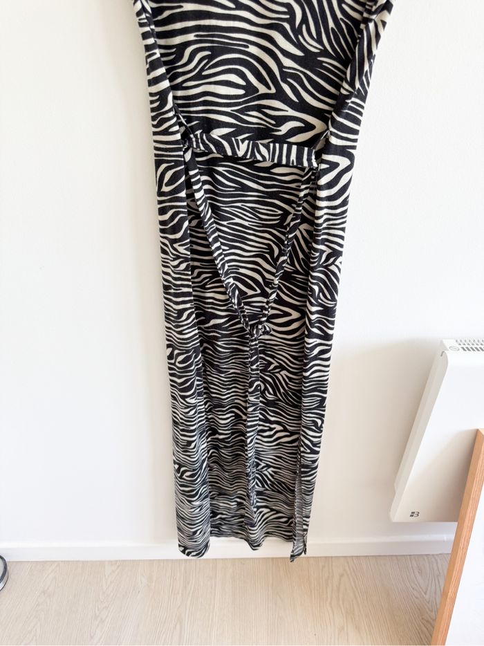 Robe longue manches courtes noir blanc avec fente et ceinture taille 38 M - photo numéro 3