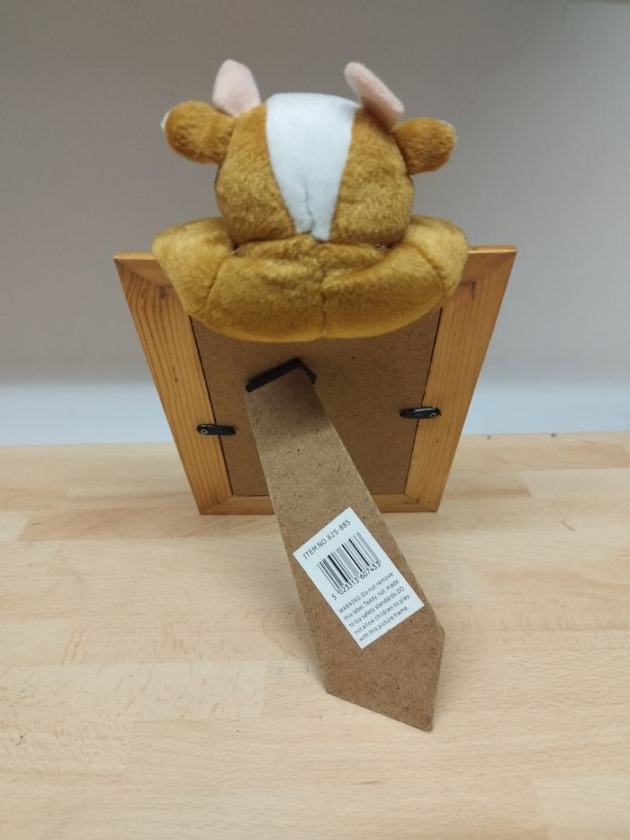 Cadre photo format 10 x 15 cm (4" x 6"), en bois, avec une peluche vache attachée sur le dessus. Parfait pour une chambre d'enfant - photo numéro 4