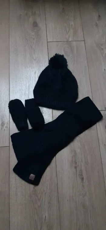 Ensemble bonnet + écharpe + gants assortis bleu foncé taille 49 cm état neuf