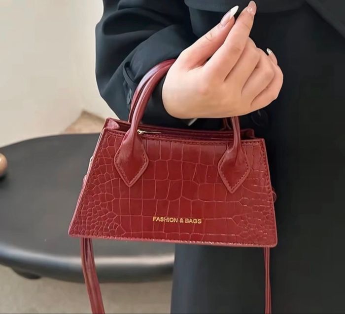 Petit sac bordeaux vernis - Longue bandoulière réglable - photo numéro 2