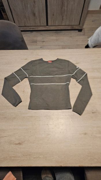 T shirt gris épais à manches longues et lignes blanches, peu mis