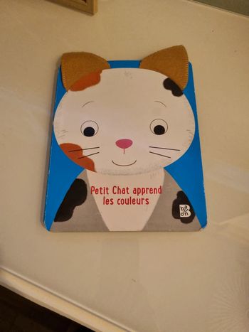 Petit chat apprend les couleurs