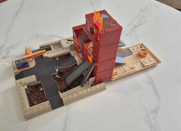 Play set micro machines vintage caserne double action 1995 - photo numéro 3