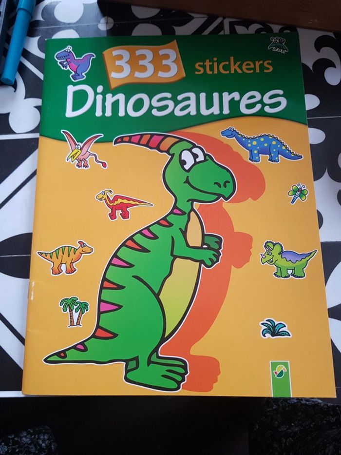 Livre dinosaure stickers, il manque 3 stickers