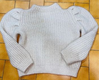 Pull beige manche genre gigot couleur beige avec paillette argenté marque Zara taille 6 ans bon état idéale pour Noël ou fete
