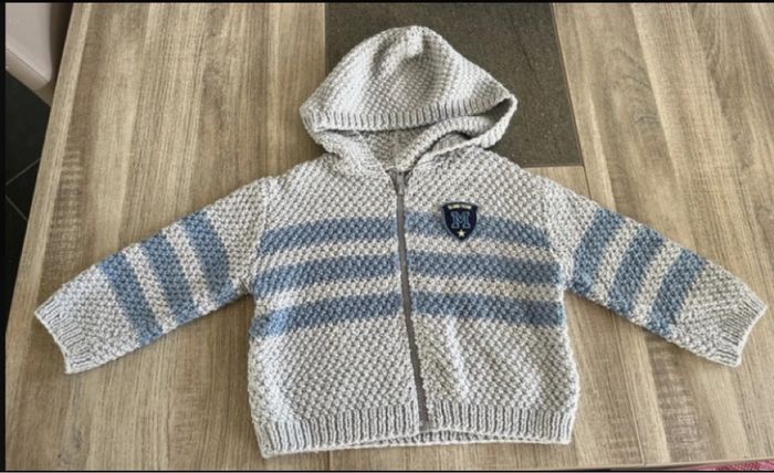 Gilet avec capuche et fermeture zip tricoté main taille 3/4 ans