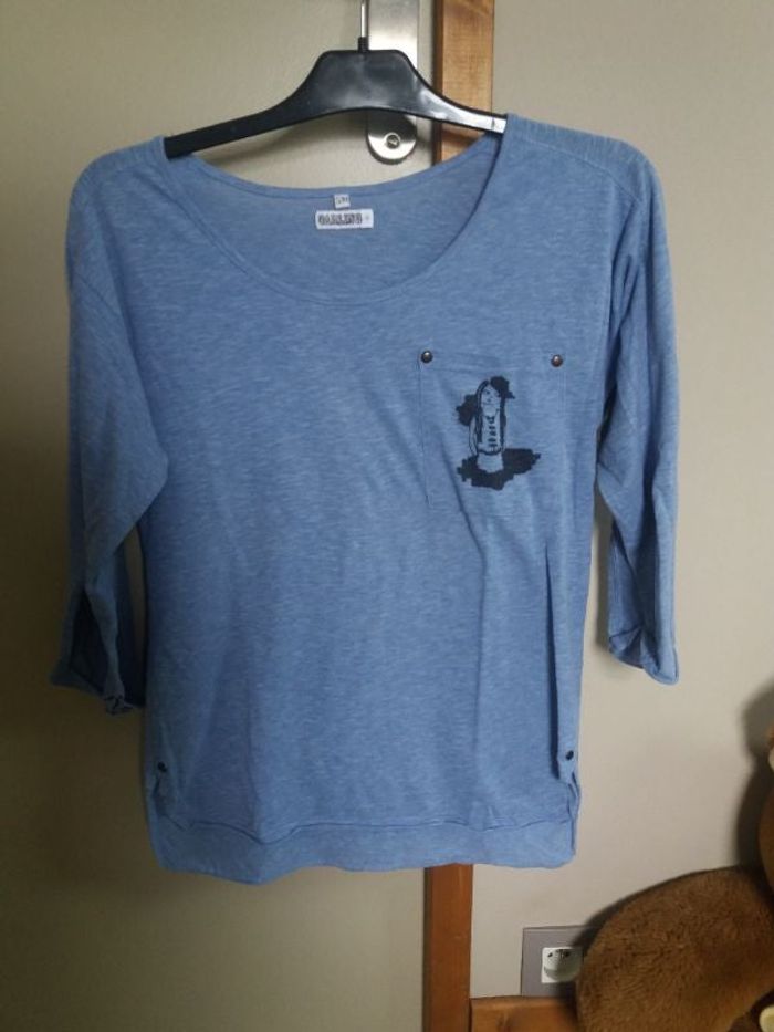 Tshirt bleu à motif