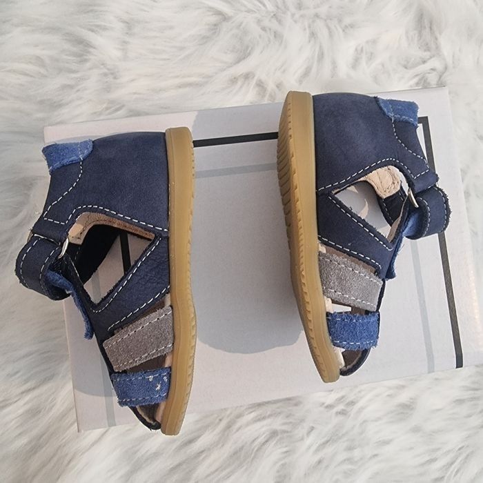NEUVES !!! 💙superbes sandales cuir bébé pointure 18 garçon 🔥🔥(prix ferme)💙 - photo numéro 3